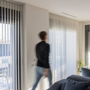 Joven paseando por una sala